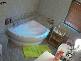 voyeurcam-julmodels-bath-1st-2