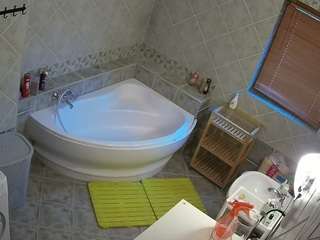voyeurcam-julmodels-bath-1st-2
