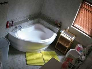 voyeurcam-julmodels-bath-1st-2