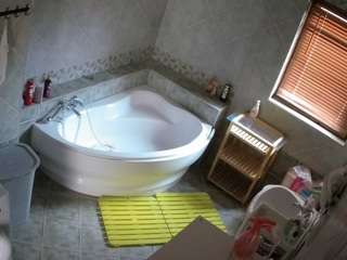 voyeurcam-julmodels-bath-1st-2