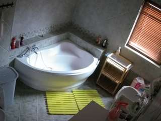 voyeurcam-julmodels-bath-1st-2