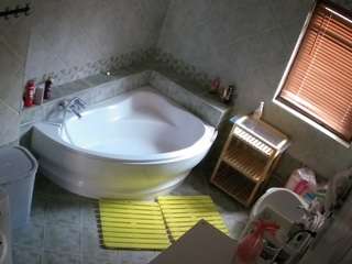 voyeurcam-julmodels-bath-1st-2