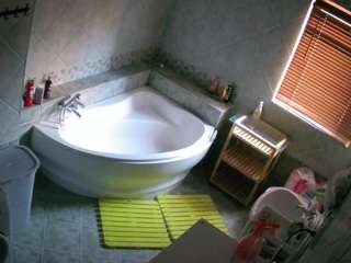 voyeurcam-julmodels-bath-1st-2