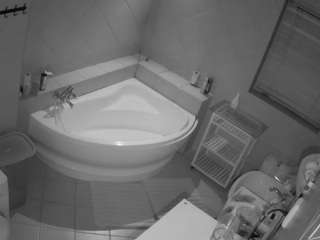 voyeurcam-julmodels-bath-1st-2