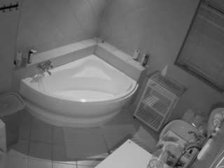 voyeurcam-julmodels-bath-1st-2
