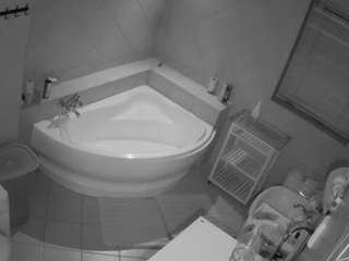voyeurcam-julmodels-bath-1st-2