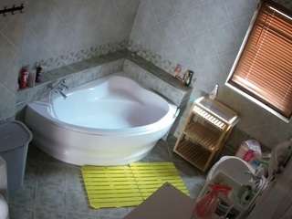 voyeurcam-julmodels-bath-1st-2