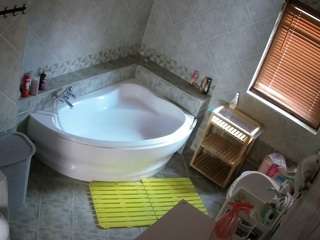 voyeurcam-julmodels-bath-1st-2