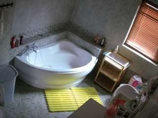 voyeurcam-julmodels-bath-1st-2