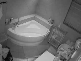 voyeurcam-julmodels-bath-1st-2