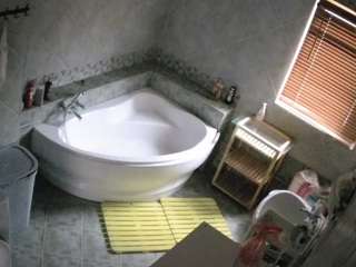 voyeurcam-julmodels-bath-1st-2