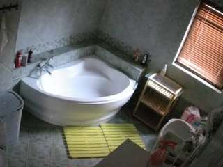 voyeurcam-julmodels-bath-1st-2