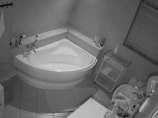 voyeurcam-julmodels-bath-1st-2
