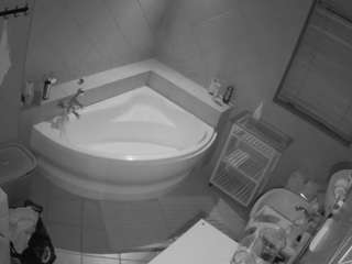 voyeurcam-julmodels-bath-1st-2