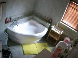 voyeurcam-julmodels-bath-1st-2