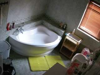 voyeurcam-julmodels-bath-1st-2