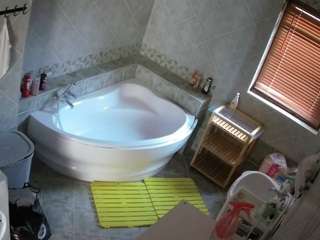 voyeurcam-julmodels-bath-1st-2