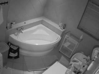 voyeurcam-julmodels-bath-1st-2