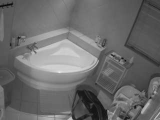 voyeurcam-julmodels-bath-1st-2