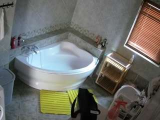 voyeurcam-julmodels-bath-1st-2