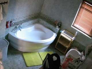 voyeurcam-julmodels-bath-1st-2
