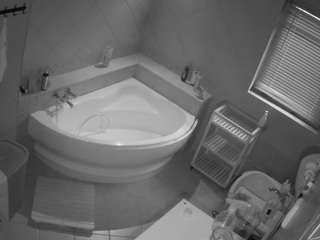 voyeurcam-julmodels-bath-1st-2