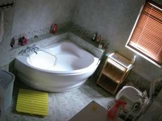 voyeurcam-julmodels-bath-1st-2