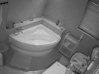voyeurcam-julmodels-bath-1st-2