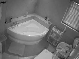 voyeurcam-julmodels-bath-1st-2