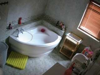 voyeurcam-julmodels-bath-1st-2