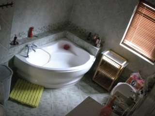 voyeurcam-julmodels-bath-1st-2