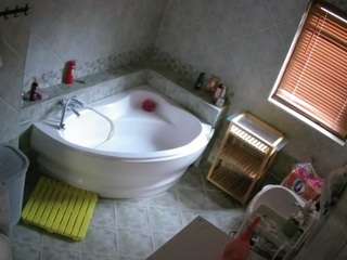 voyeurcam-julmodels-bath-1st-2