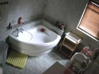 voyeurcam-julmodels-bath-1st-2