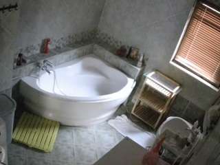 voyeurcam-julmodels-bath-1st-2