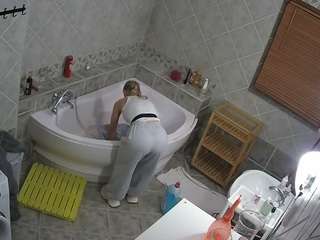 voyeurcam-julmodels-bath-1st-2