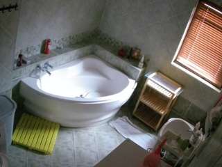 voyeurcam-julmodels-bath-1st-2
