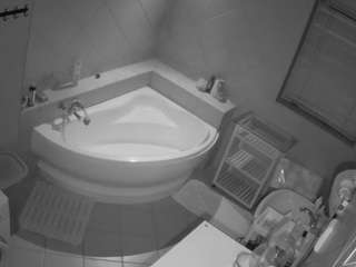 voyeurcam-julmodels-bath-1st-2 webcam model