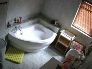 voyeurcam-julmodels-bath-1st-2