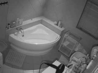 voyeurcam-julmodels-bath-1st-2's CamSoda show and profile