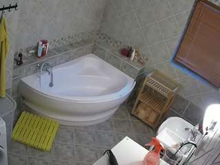 voyeurcam-julmodels-bath-1st-2
