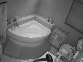 voyeurcam-julmodels-bath-1st-2's CamSoda show and profile