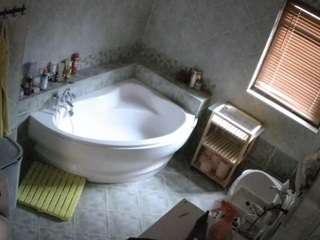 voyeurcam-julmodels-bath-1st-2