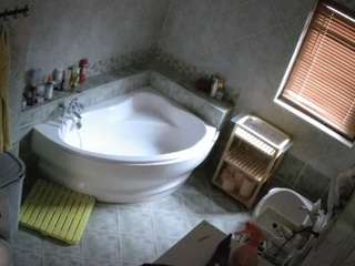 voyeurcam-julmodels-bath-1st-2's CamSoda show and profile