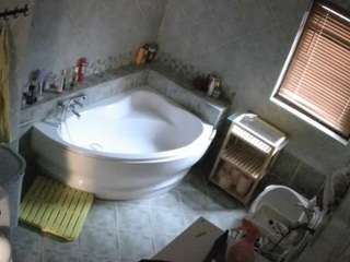 voyeurcam-julmodels-bath-1st-2