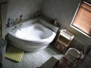 voyeurcam-julmodels-bath-1st-2