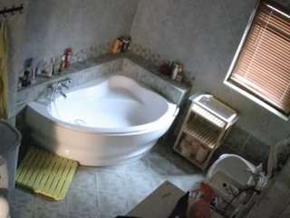 voyeurcam-julmodels-bath-1st-2