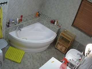 voyeurcam-julmodels-bath-1st-2