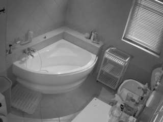voyeurcam-julmodels-bath-1st-2