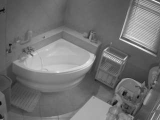 voyeurcam-julmodels-bath-1st-2