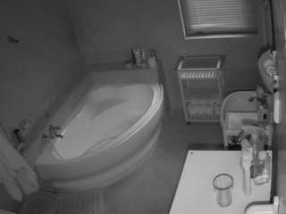 voyeurcam-julmodels-bath-1st-2